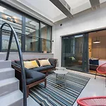 Lovelystay - Modern And Colourful Flat In The Heart Of Graca